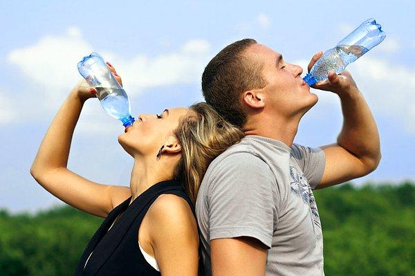 10. Aşırı sıcaklarda susuzluk hissi olmasa bile her gün en az 21-14 su bardağı sıvı tüketilmeli.
