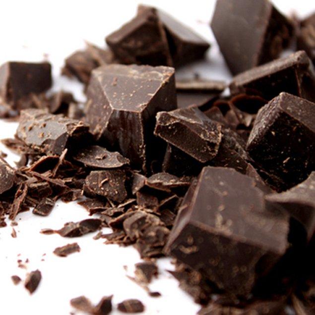 21. Bitter çikolata kalbe iyi gelmektedir. Her gün düzenli olarak bir bar yenirse, kalp sisteminizin daha iyi çalışmasını sağlar.
