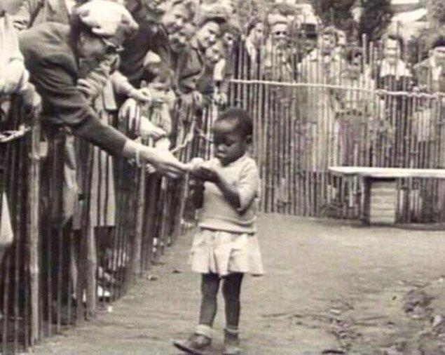 7. 1958'in Belçika'sında bulunan "İnsanat Bahçesi"ndeki Afrikalı kız