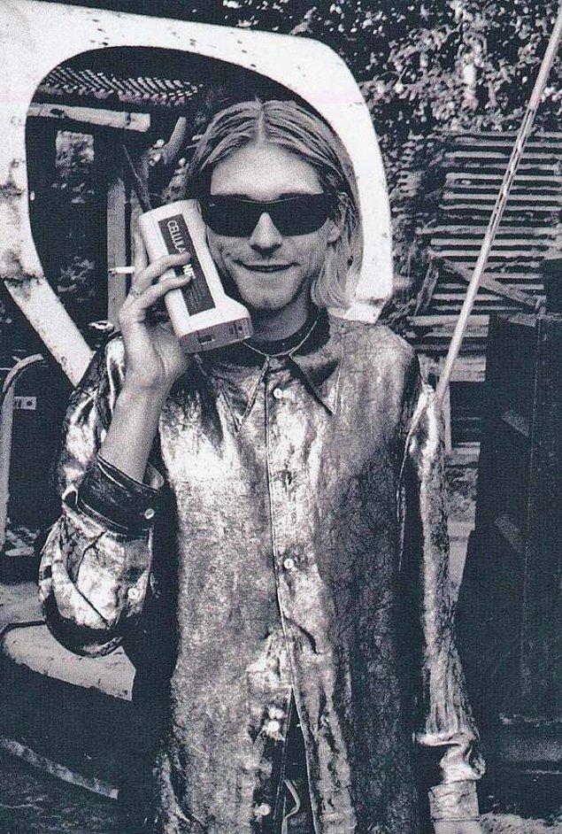 19. Cep telefonu ile konuşan Kurt Cobain