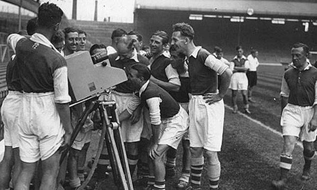 24. İlk kez canlı olarak televizyonda yayınlanan Arsenal ve Arsenal Reserves arasındaki futbol maçı, 1937