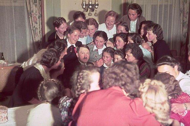 32. Avusturyalı kadınlar tarafından etrafı sarılan Hitler, 1939