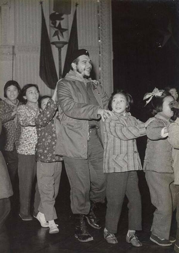 35. Şanghaylı çocuklarla oyun oynayan Che Guevara, 1960