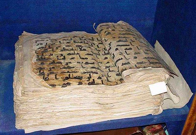 36. Topkapı Sarayı'nda bulunan Osman bin Affan tarafından yazılmış olan Kur'an