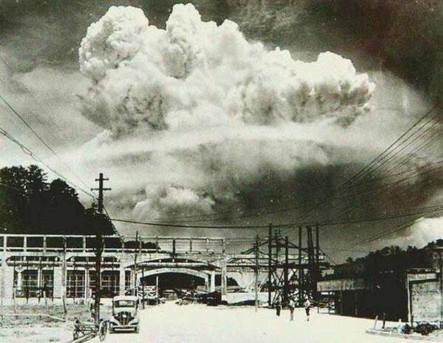 44. 1945 Nagasaki'deki atom bombası patlamasının 20 dakika sonrası