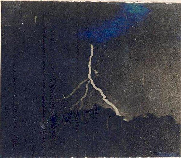 50. Bir yıldırımın çekilen ilk fotoğrafı, 1882