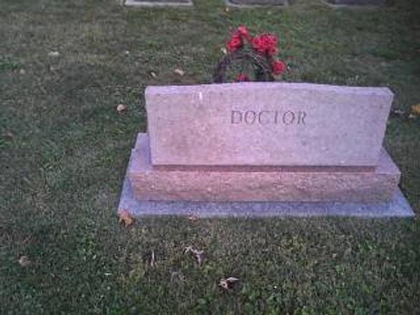4. Mezar taşında sadece doktor yazan bir mezar taşı: