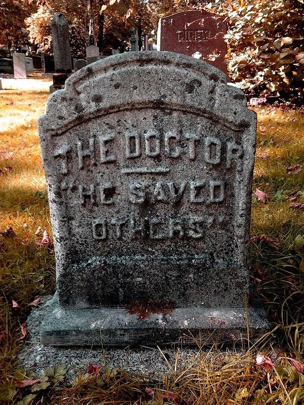 6. Bir mezar taşı daha, üstünde "doktor, o diğerlerini kurtardı" yazıyor.