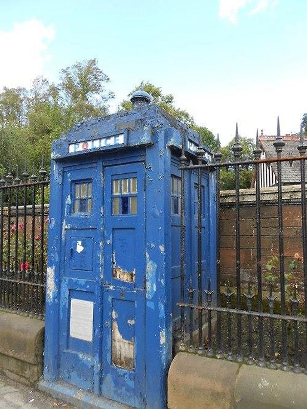 13. TARDIS'e benzeyen terk edilmiş bir kulübe: