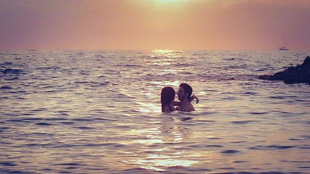10. Aşk denize birlikte çimebilmektir