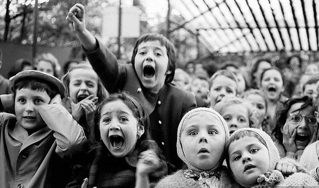 13. Kukla Tiyatrosu'nda Saint George ve Hikâyesi'ni izleyen çocuklar, Paris, 1963