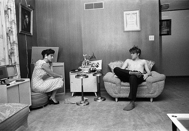 22. Elvis Presley, bu fotoğrafta 21 yaşında ve şöhretle henüz tanışmıştı, 1956