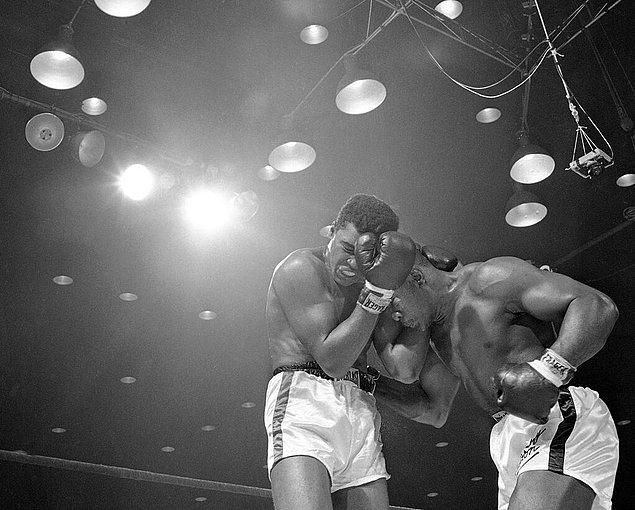 29. Muhammed Ali, henüz 22 yaşındayken Dünya Ağır Sıklet ünvan maçında Sonny Liston ile karşılaşıyor, 25 Şubat 1964