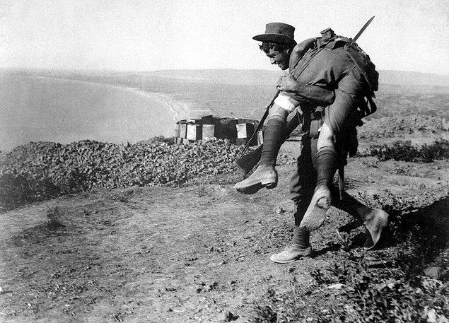 36. Bir Anzak askeri silah arkadaşını hastaneye taşırken, Çanakkale Savaşı, 1915