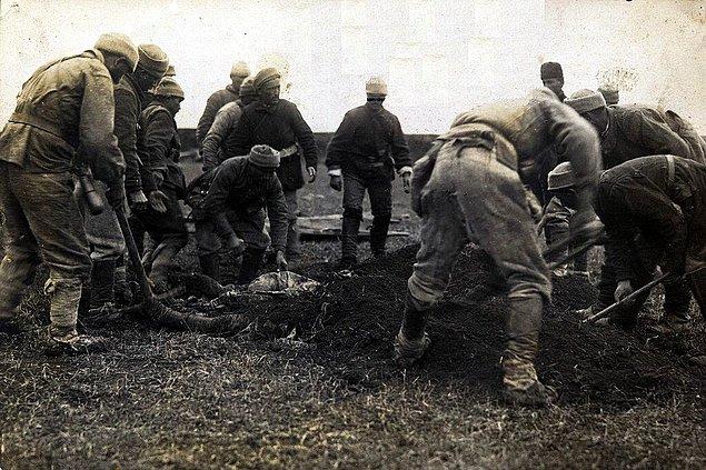 39. Rus Ordusu geri çekilirken, Osmanlı askerleri öldürülen Müslüman sivilleri gömüyordu, 1918