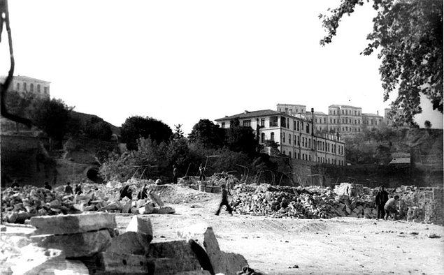 42. Yerine İnönü Stadı’nın yapılmasına karar verilen Istabl-ı Âmire yani Dolmabahçe Sarayı’nın ahırları yıkılıyor, 1939