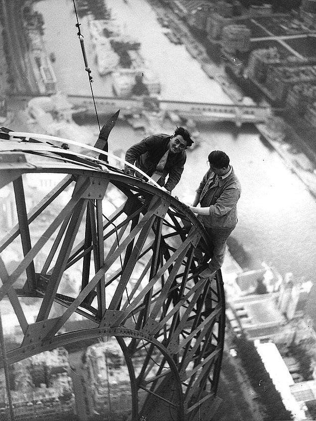 45. Eyfel Kulesı üzerinde çalışan elektrik teknisyenleri, Paris, 1937