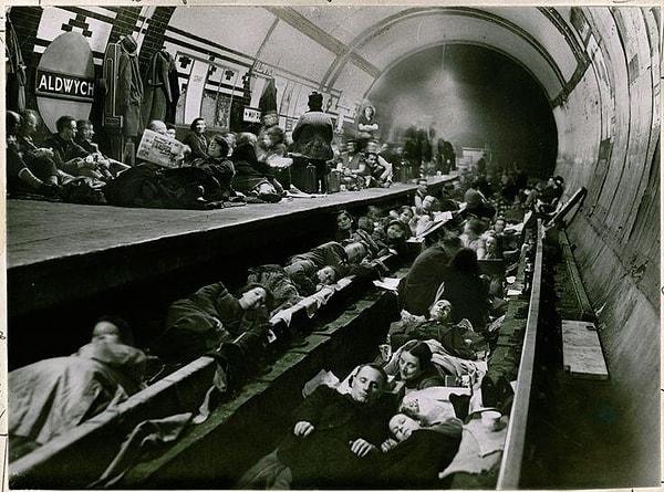 46. II. Dünya Savaşı sırasında, Aldwych metro istasyonuna sığınmış Londralılar, Nisan 1941