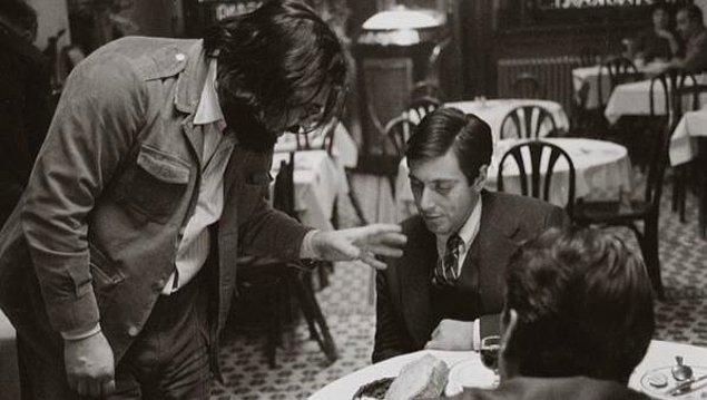 48. The Godfather'ın yönetmeni Francis Ford Coppola, filmin çekimleri esnasında Al Pacino'ya direktif verirken, 1972