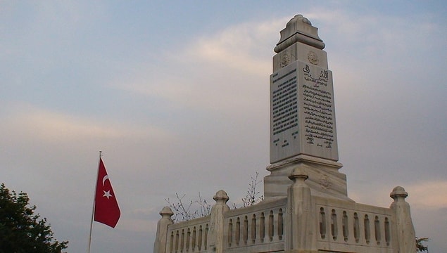2. Atatürk'ün muhafız alayı komutanı Topal Osman Ağa'nın torunu olmaktır