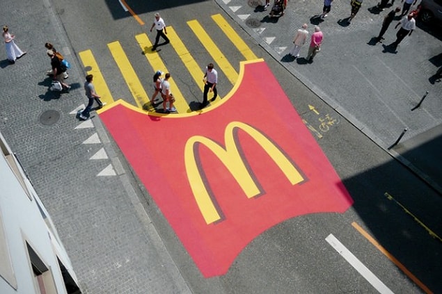 2. İsviçre Zürih'de Mcdonalds Patates Kızartmalarından yaya geçidi.