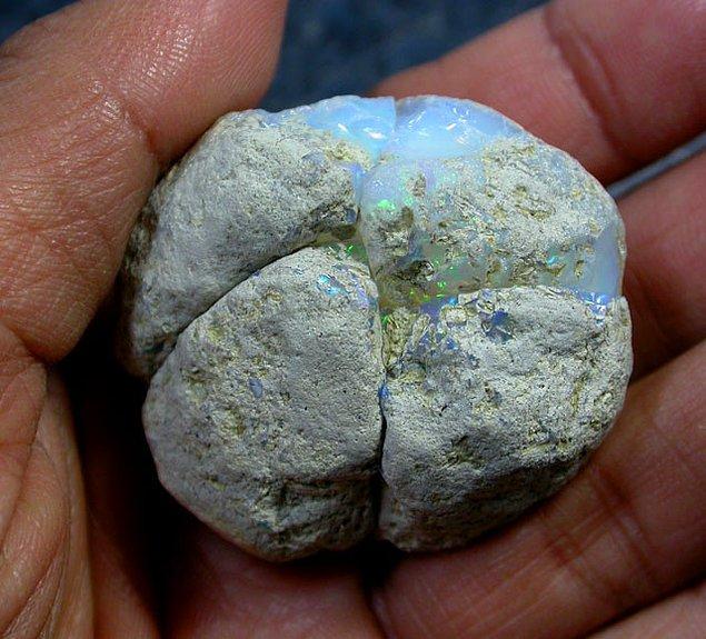 9. Fosil yumurtaya benzese de kendisi Opal taşı