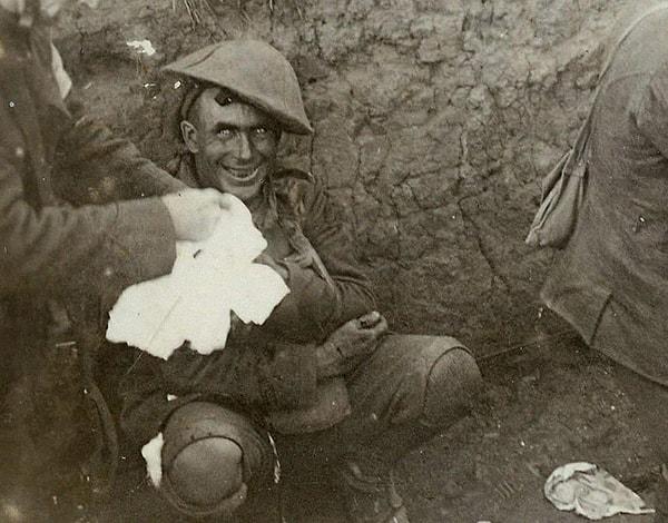 3. Delilik; Yakınlarına top mermisi düşmüş olan bir asker şok geçiriyor. ( Courcelette Savaşı Eylül 1916 )
