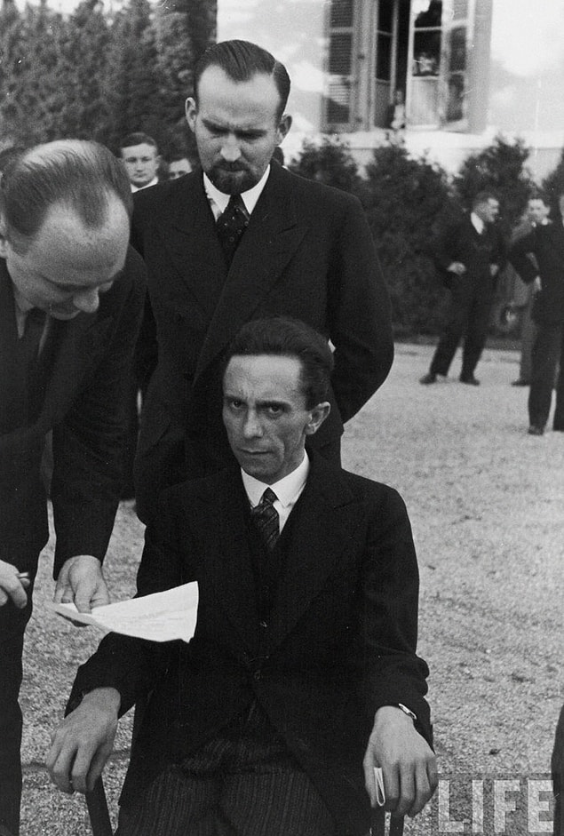 6. Nefret; Adolf Hitler'in en yakın arkadaşlarından biri ve en sadık yandaşı ve aynı zaman da 1933 ile 1945 yılları arasında Halkı Aydınlatma ve Propaganda Bakanlığı yapmış Dr. Paul Joseph Goebbels, fotoğrafçının ( Alfred Eisenstaedt) Yahudi olduğunu öğrendiğinde.