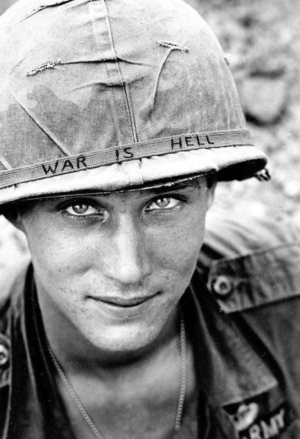 10. Barış; Bu fotoğraftaki askerin ismi belli değil. Vietnam'daki 173. Hava Tugayı'ndan savaştığı biliniyor.