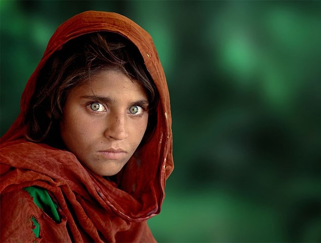 16. Dikkat; Sovyetler Birliği'nin Afganistan'ı bombalanması sırasında yetim kalan ve 1984 yılında Pakistan Nasir Bagh mülteci kampına gönderilen Sharbat Gula.