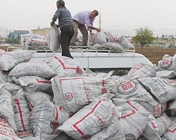 İzmir'de Seçim Öncesi 40 Derecelik Sıcakta Kömür Dağıtılıyor