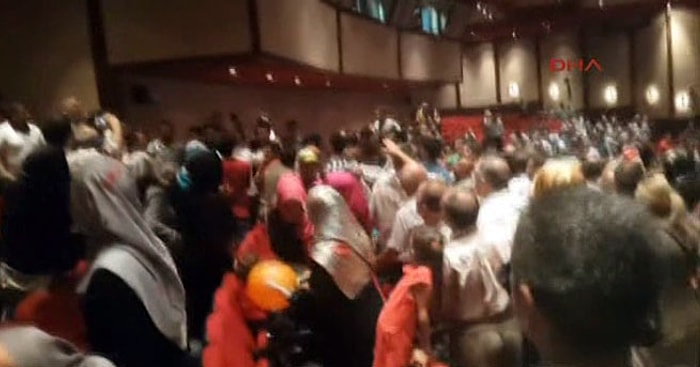 Yiğit Bulut'un Konferansında Protestoculara Dayak