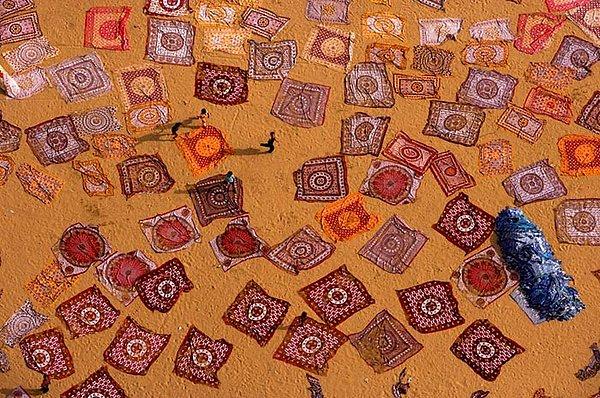 4. Güneşte kuruyan kumaşlar, Sanganer, Rajasthan, Hindistan.