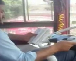Direksiyon Başında Kitap Okuyan Şoför: 'Herkesten Özür Dilerim'