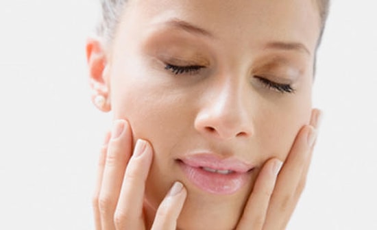 Sivilceleri Gizleyen Makyaj Yöntemleri