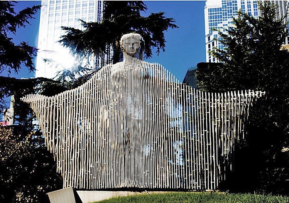 Akdeniz Heykeli Protestoya Kurban Gitti