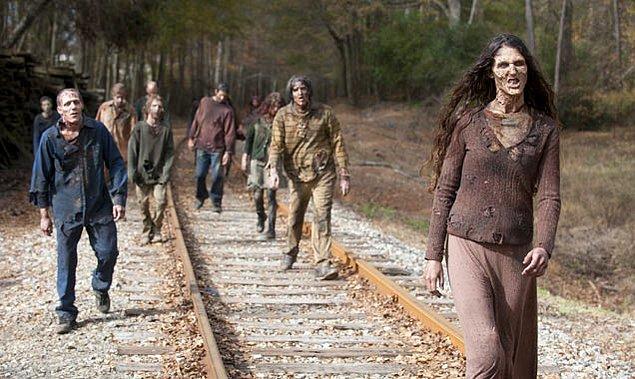 11. 2010 yılında The Walking Dead dizisinin tanıtımı için İstanbul'a getirilen zombi kılığındaki oyuncular emniyet tarafından içeri alınmıştır.