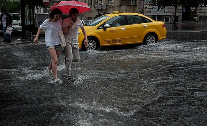 İstanbul'da Yağmur Sel Gibi İndi