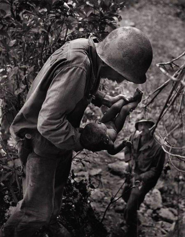 2. İkinci Dünya Savaşı sürerken, yeni doğan bir bebeği mağarada bulup çıkaran askerler