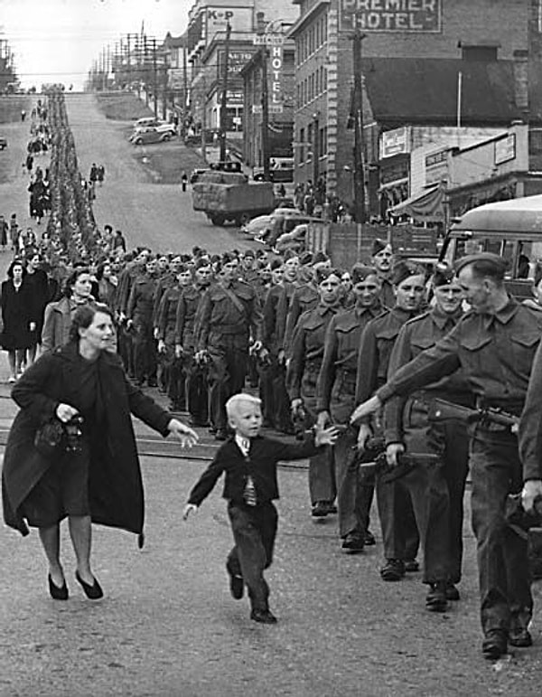 5. İngiliz Columbia Alayı yürüyüş yaparken babası Pte Jack Bernard'a koşan Küçük Warren "Whitey" Bernard