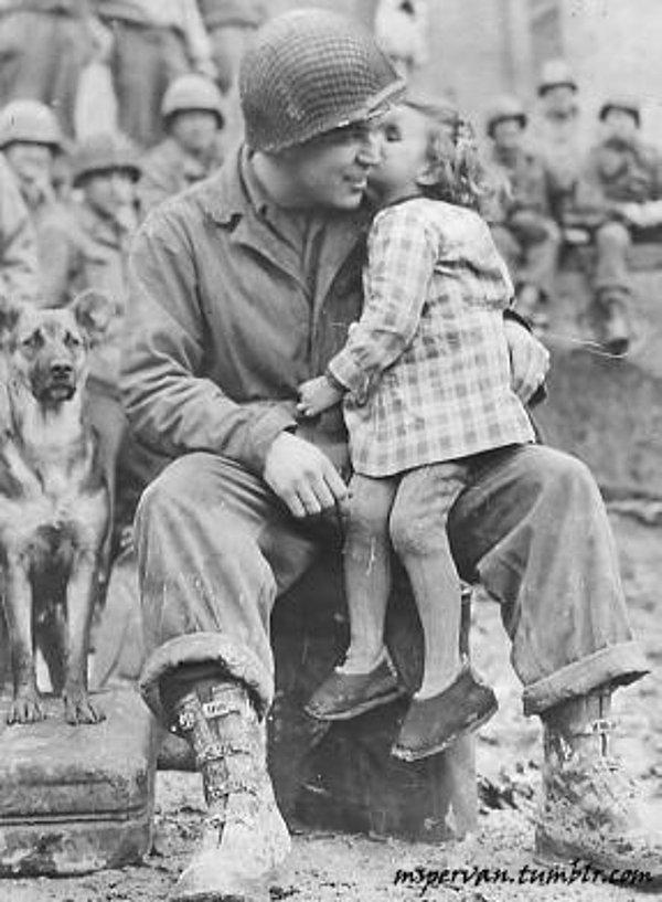 9. Amerikan Zırhlı Bölük Bandosu'nu dinlerken küçük bir Fransız kızdan "teşekkürler öpücüğü" alan Birleşik Devletler askeri Elvin Harley