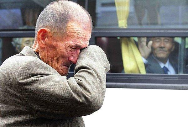 11. Üç gün boyunca akrabalarıyla görüşmelerine izin verilen Korelilerden, bir öğle yemeği sonrasında Kuzey Koreli akrabasından ayrılırken ona el sallayan Güney Koreli yaşlı adam