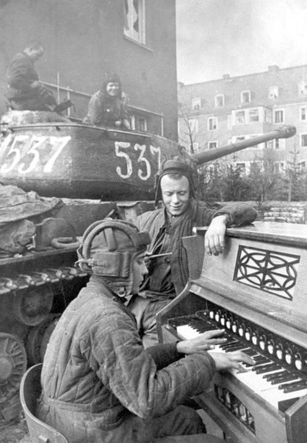 12. Berlin kuşatması sırasında piyano eşliğinde eğlenmeye çalışan Rus tankçıları