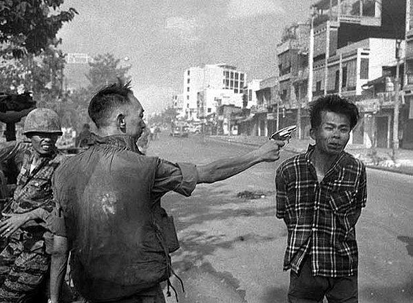 14. Bir infâzı yerine getirmeye hazırlanan Güney Vietnam millî polisi