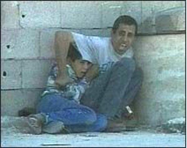 22. Ve o meşhur an: Oğlunu İsrail kurşunlarının hedefi olmaktan korumaya çalışan fakat başaramayan Filistinli baba Jamal ad-Durra