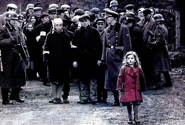 3. Schindler's List'deki Kırmızı Paltolu Kız (1992)