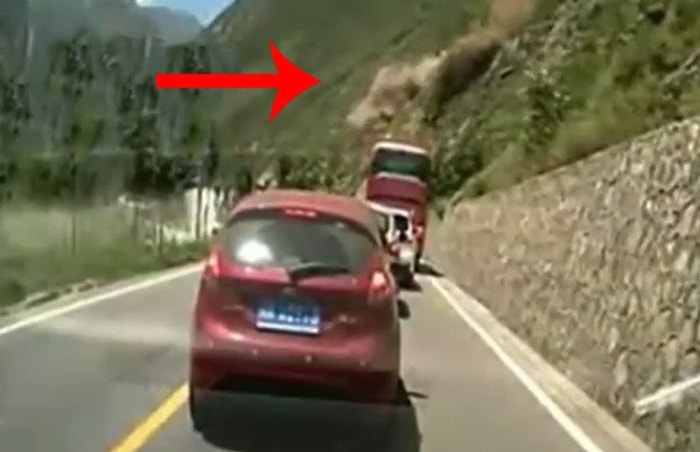 Çin'de Otobanda İnanılmaz Kaya Yağmuru