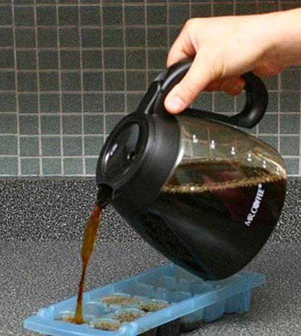 5. Buzlu kahve yapmanın yolu bir buzluğu kahve doldurmaktan geçiyor. Böylece kahve içinde erise de kahveyi sulandırmıyor :)