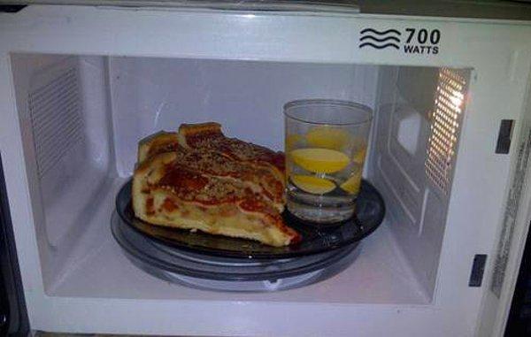 10. Geceden kalan pizzayı sabah pizzacıdan az önce teslim almış gibi yemek için mikrodalgaya bir bardak suyla beraber atmak yeterli!