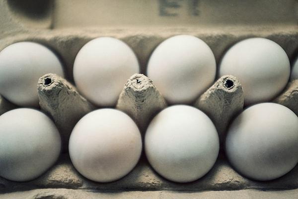 2. Yumurta: Mikrodalgada yumurta pişirmek gibi zekice fikirleri olanlar olabilir. Fakat pişirme sırasında yumurtanın içinde oluşan buhar yumurtanın patlamasına sebep olur.